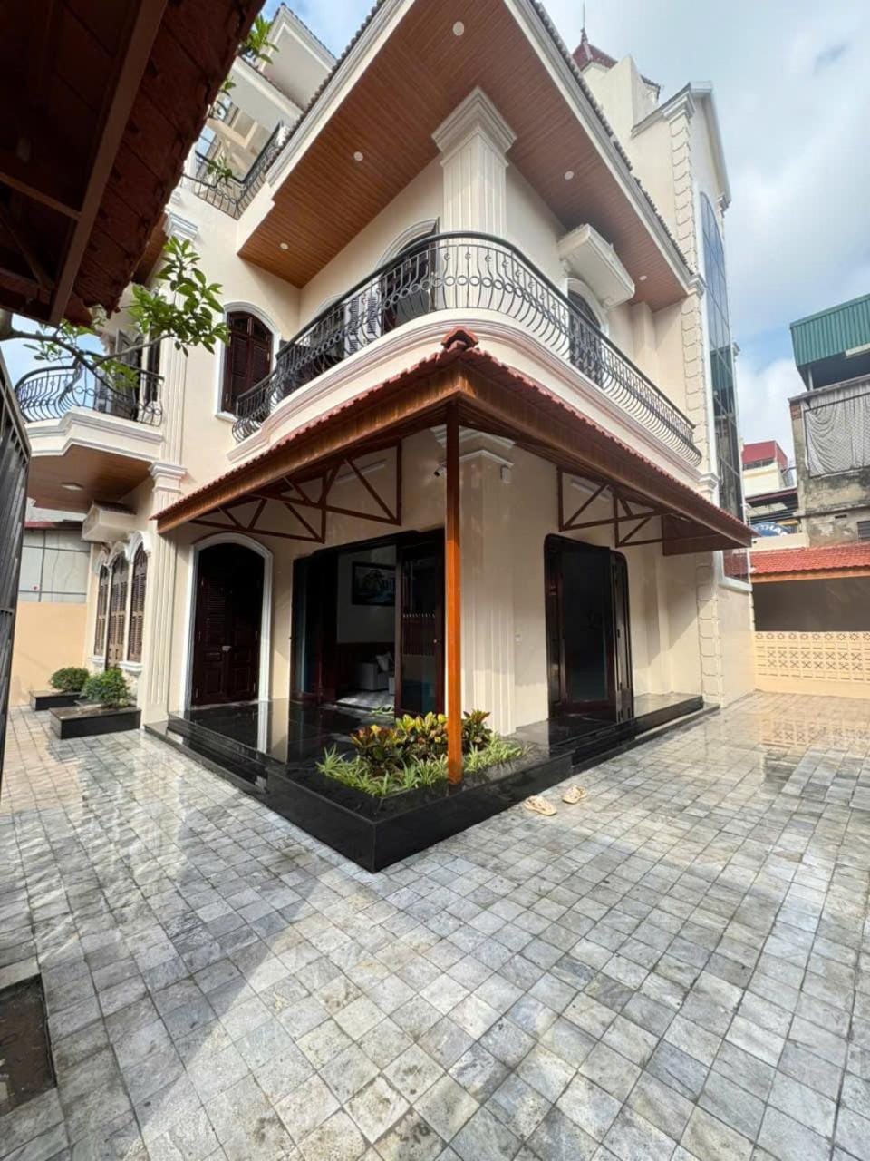 Property building, Day
