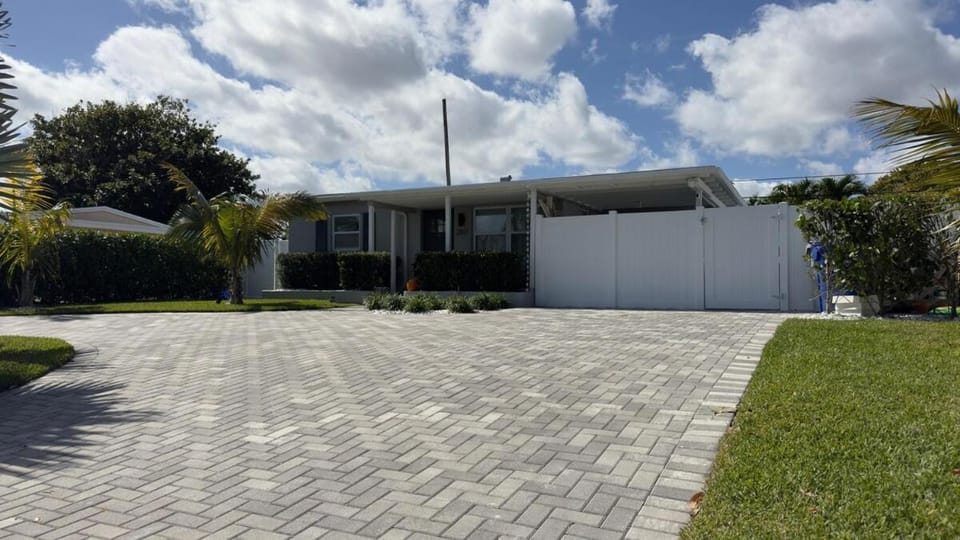 Relaxing Family Getaway w Heated Pool & Spa House in Pompano Beach