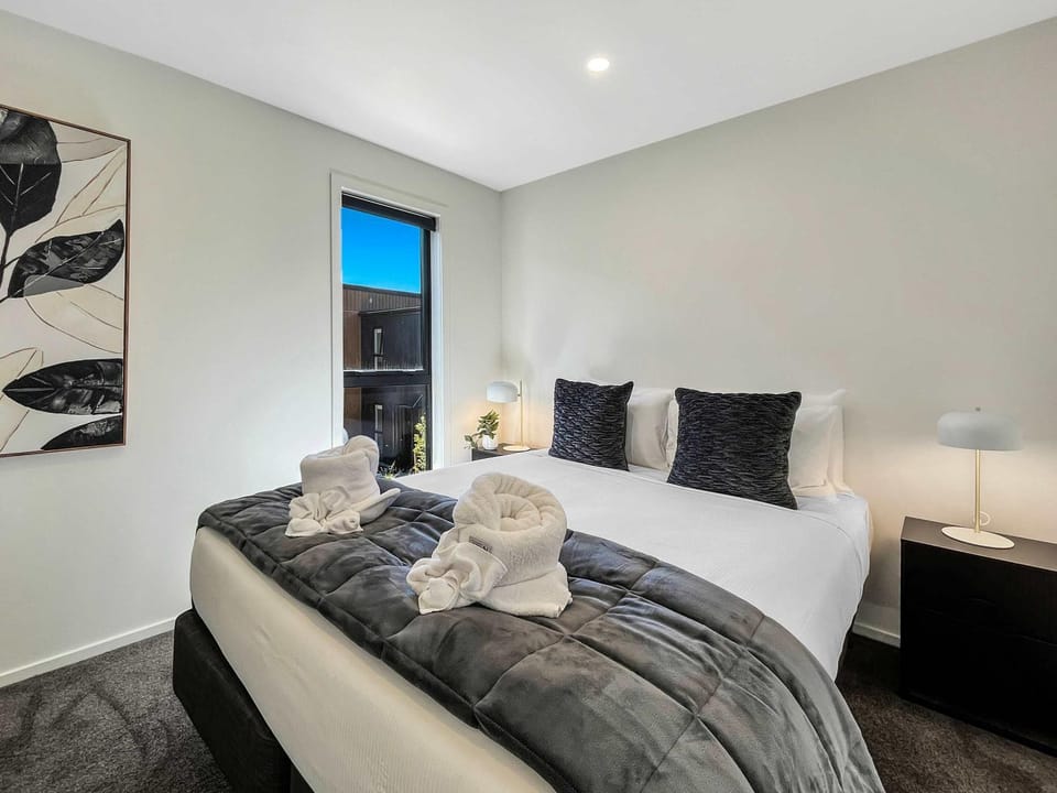 Bed, Bedroom, towels