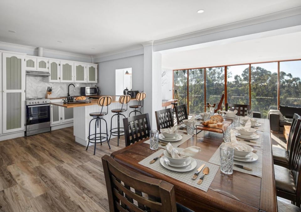 Kitchen or kitchenette, Seating area, Dining area, dishwasher, minibar, stove