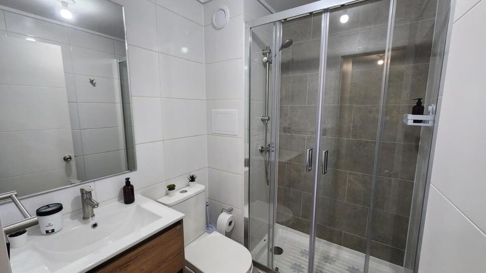 Increíble, moderno, nuevo 2D2B, incluye estacionamiento Apartment in Los Ángeles