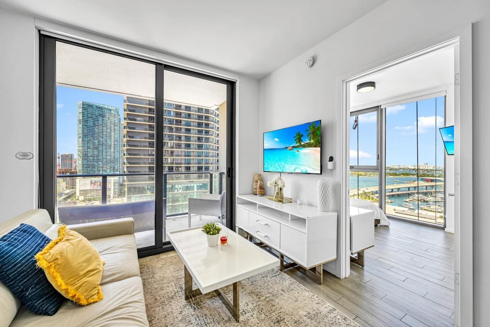 TV and multimedia, View (from property/room), Living room, Seating area, City view