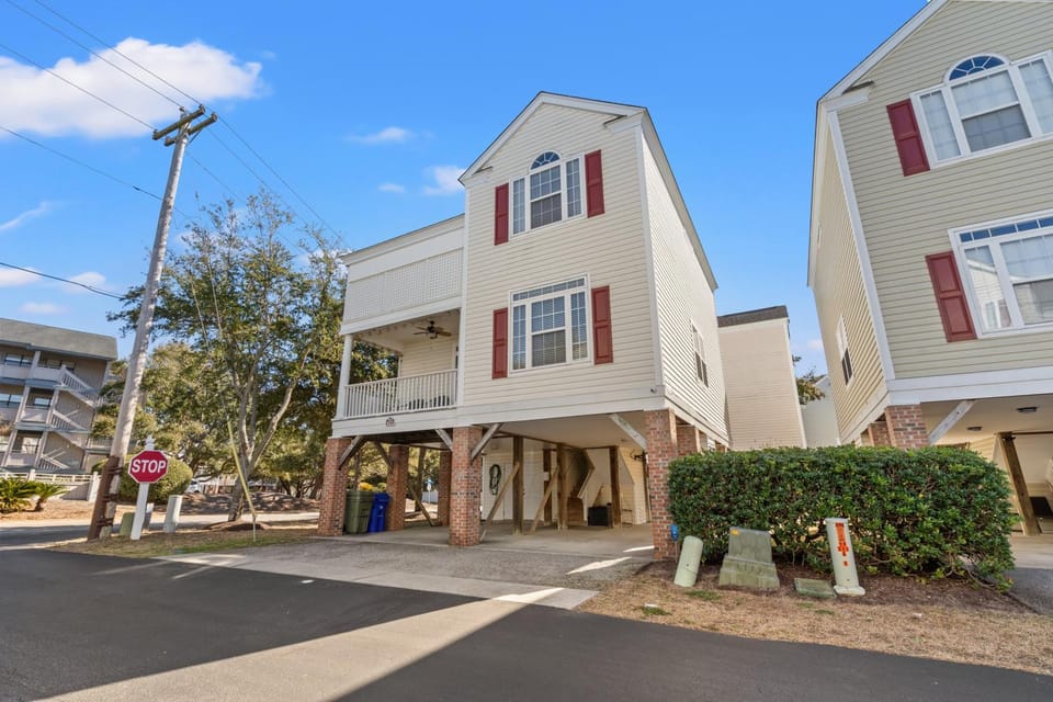 Surf, Sip and Swim , Family Beach Retreat with shared Private Pool House in Surfside Beach