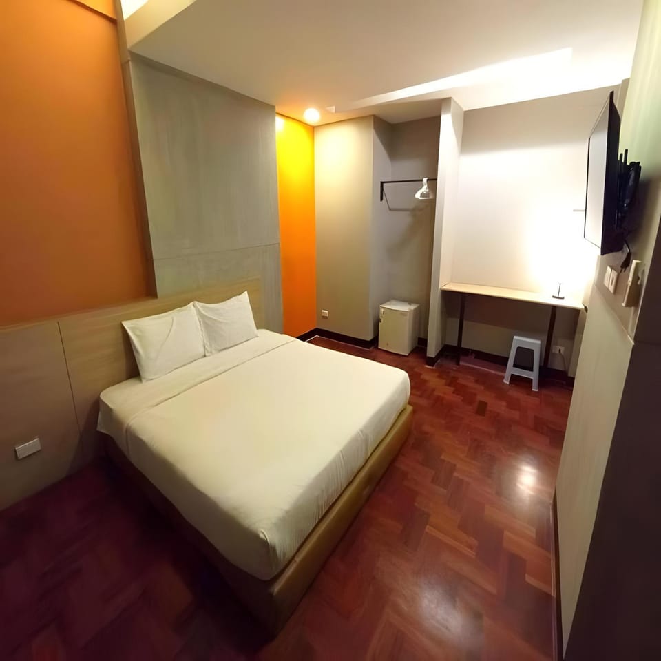 Bed, TV and multimedia, Photo of the whole room, Bedroom