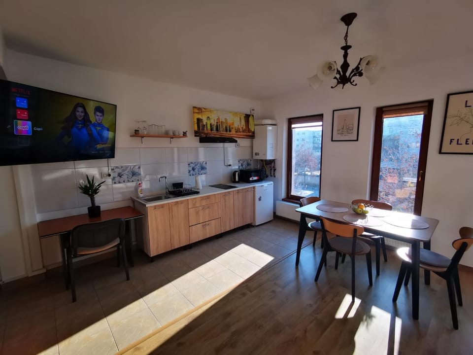 TV and multimedia, Kitchen or kitchenette, Dining area, oven, stove