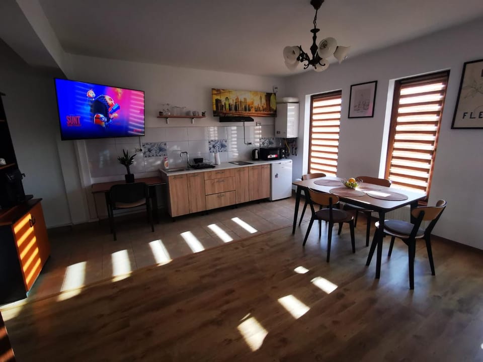 TV and multimedia, Kitchen or kitchenette, Dining area, oven, stove