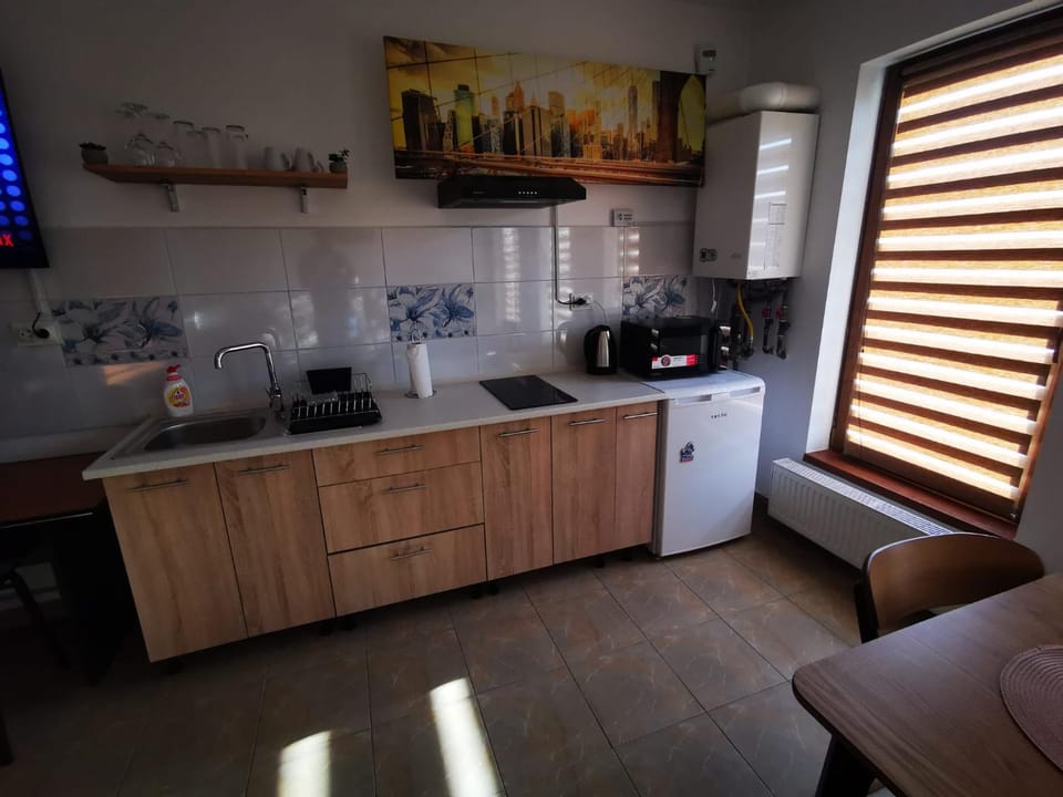 Coffee/tea facilities, Kitchen or kitchenette, stove