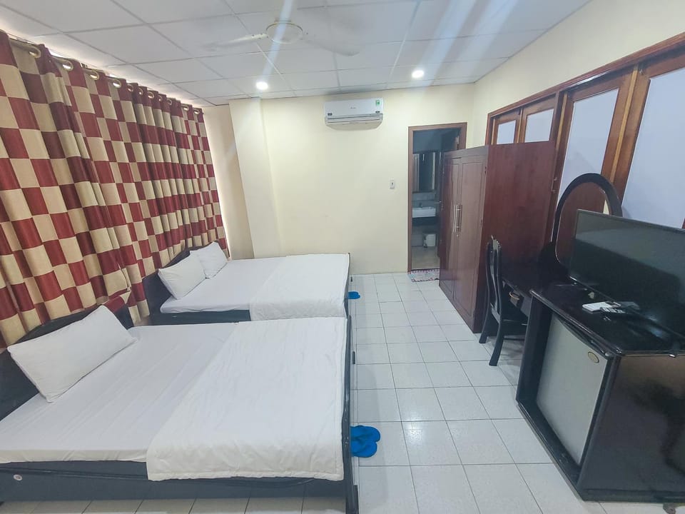 Communal lounge/ TV room, Bed, Living room, Seating area, Bedroom, air conditioner