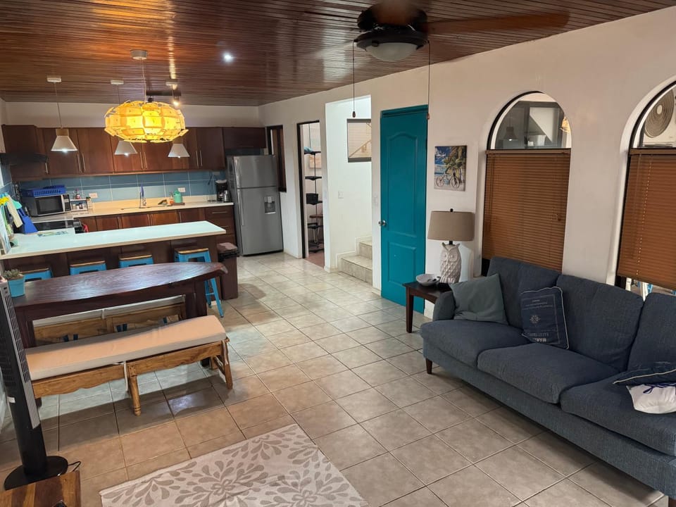 Kitchen or kitchenette, Living room, Seating area, Dining area