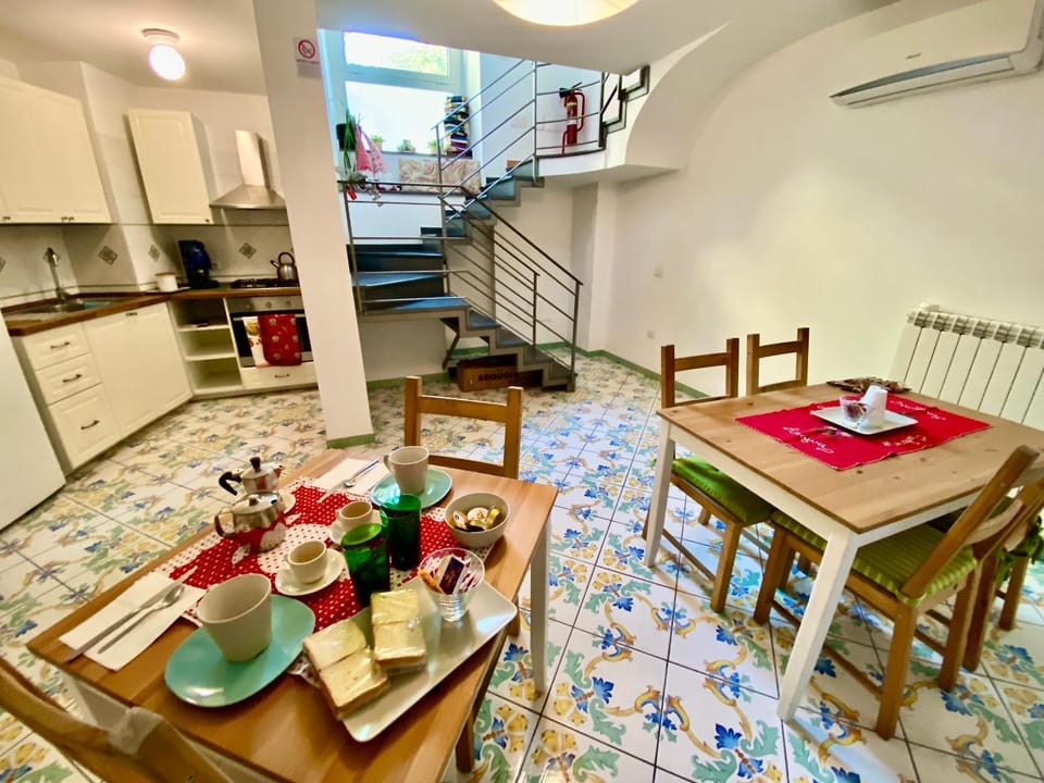 Dining area, Communal kitchen, kitchen, kitchen