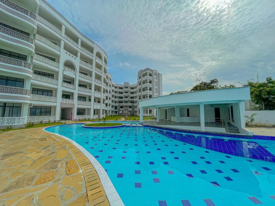 Property building, Day, Pool view, Swimming pool, Swimming pool, sunbed