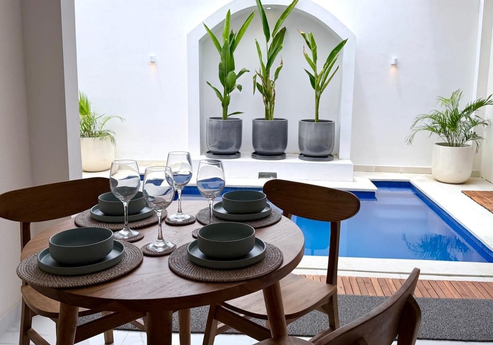 Food and drinks, Dining area, Garden view, Swimming pool