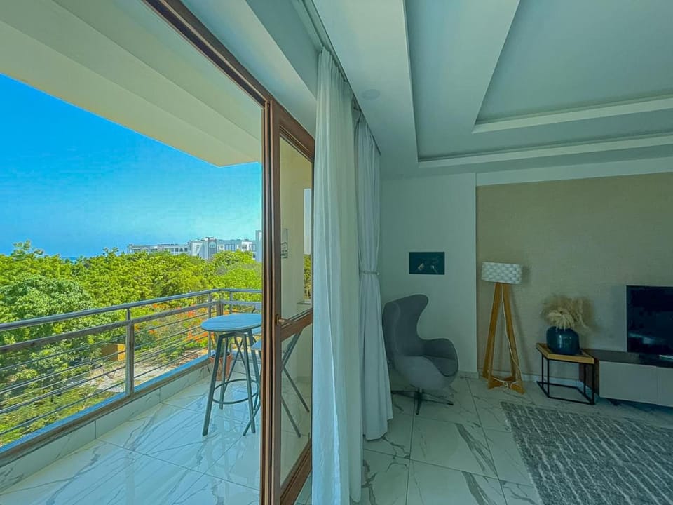 Communal lounge/ TV room, Day, Natural landscape, TV and multimedia, View (from property/room), Balcony/Terrace, Living room, Seating area