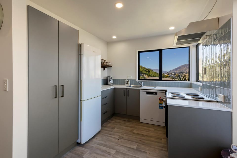 Lake Views and Spa - 10 min to CBD 3Bed Sofa bed House in Queenstown