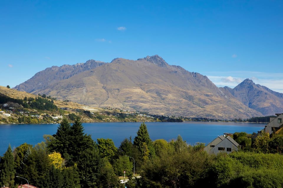 Lake Views and Spa - 10 min to CBD 3Bed Sofa bed House in Queenstown