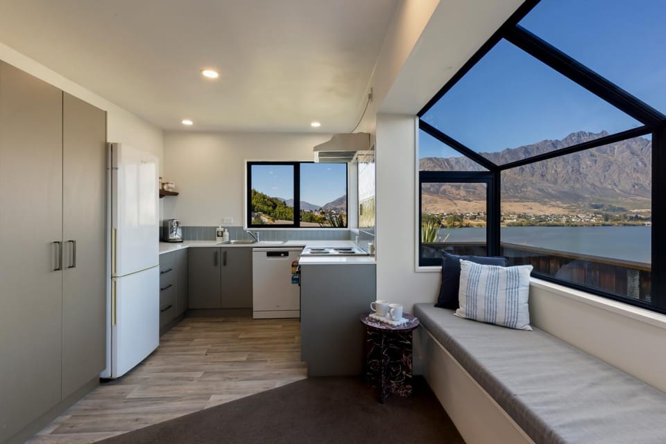 Lake Views and Spa - 10 min to CBD 3Bed Sofa bed House in Queenstown