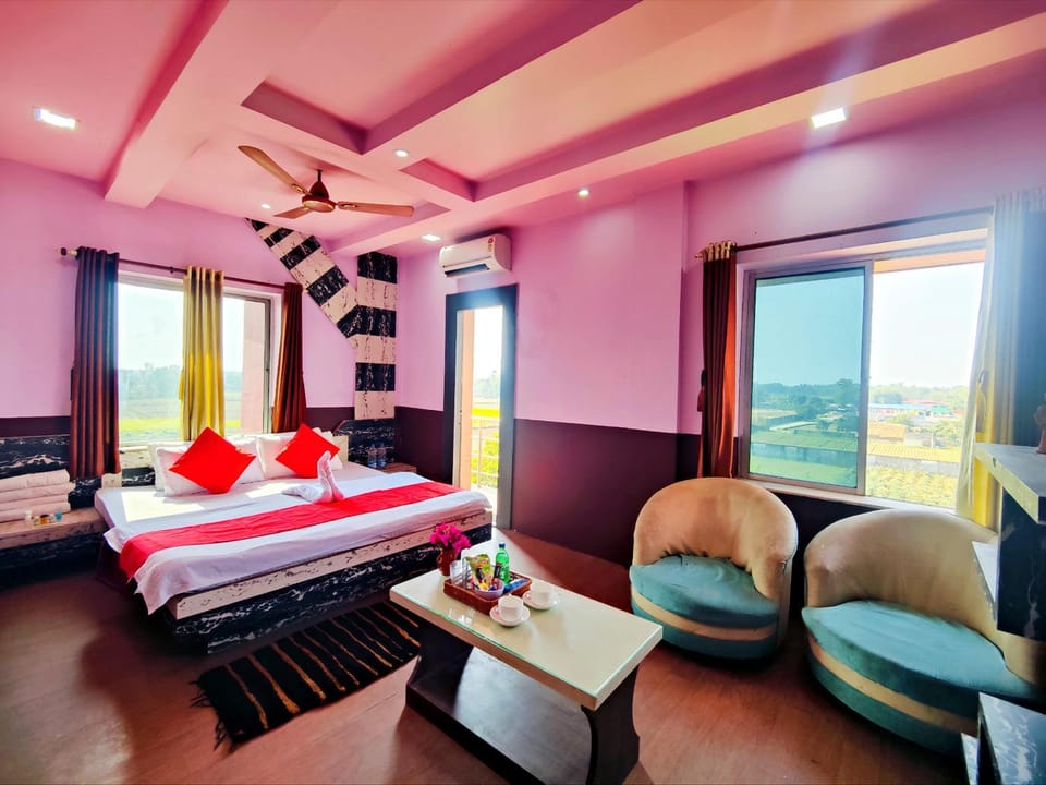 Bed, Photo of the whole room, Seating area, Dining area, Bedroom, Breakfast