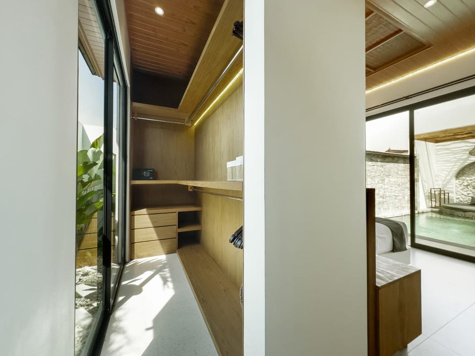 Bedroom, safe, wardrobe, air conditioner