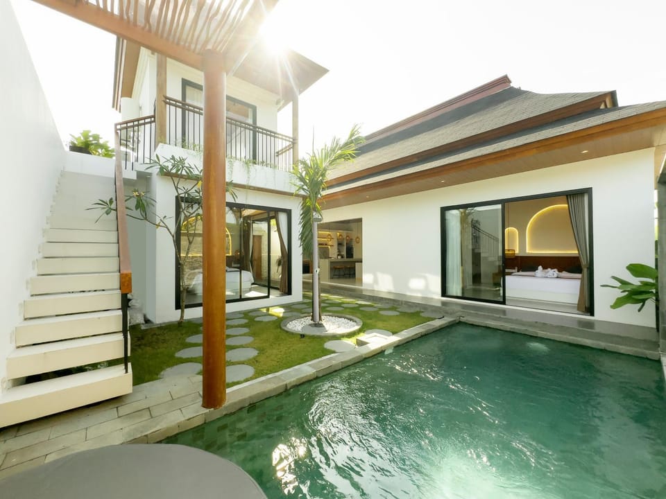 Property building, Patio, Garden view, Pool view, Swimming pool, Swimming pool, sunbed