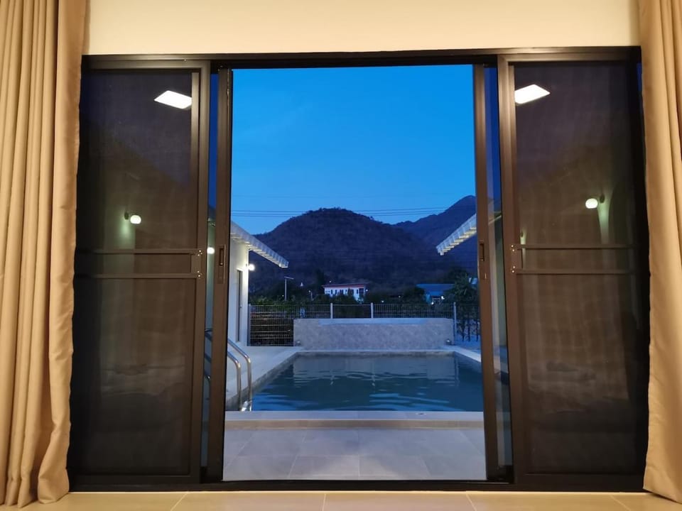 Bedroom, Mountain view
