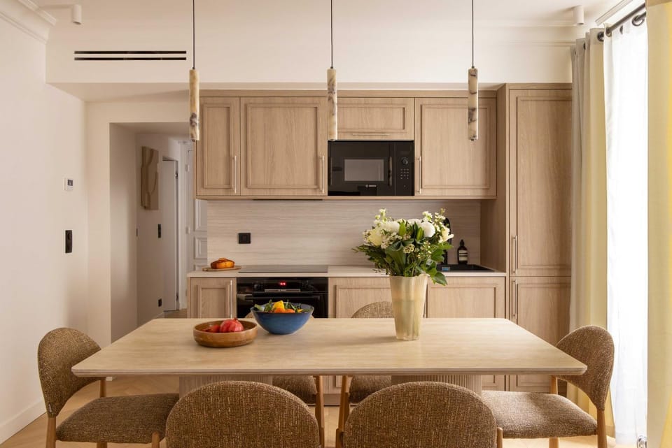 Kitchen or kitchenette, Dining area