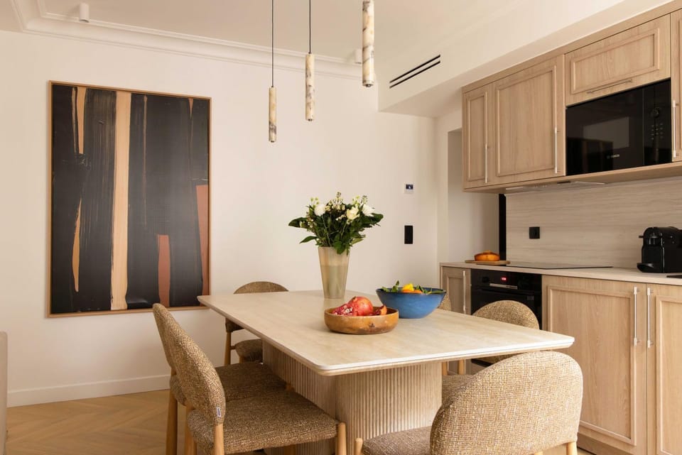 Kitchen or kitchenette, Dining area
