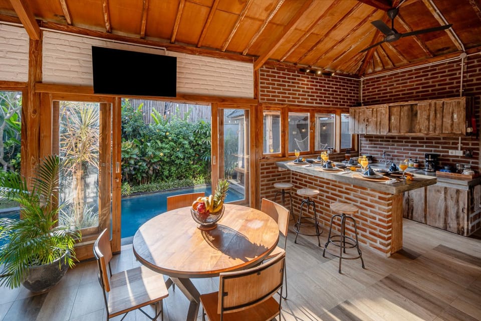 Villa Ju Ju, 3BR Iconic Villa in the Hearth of Pererenan, 5 mins from Canggu Villa in North Kuta