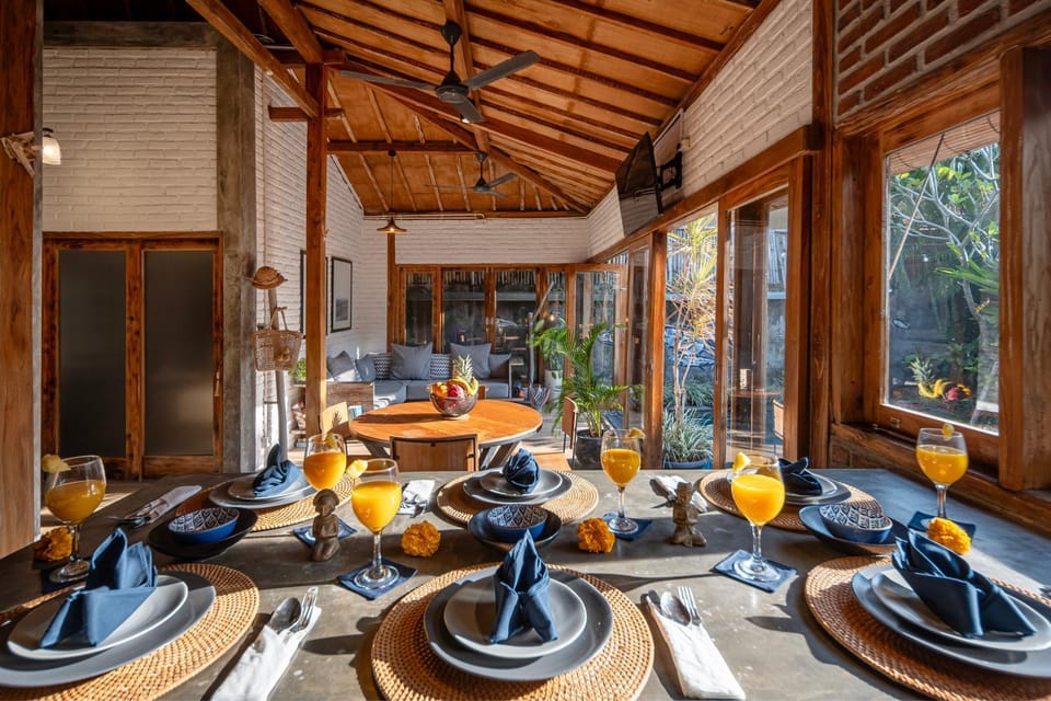 Villa Ju Ju, 3BR Iconic Villa in the Hearth of Pererenan, 5 mins from Canggu Villa in North Kuta