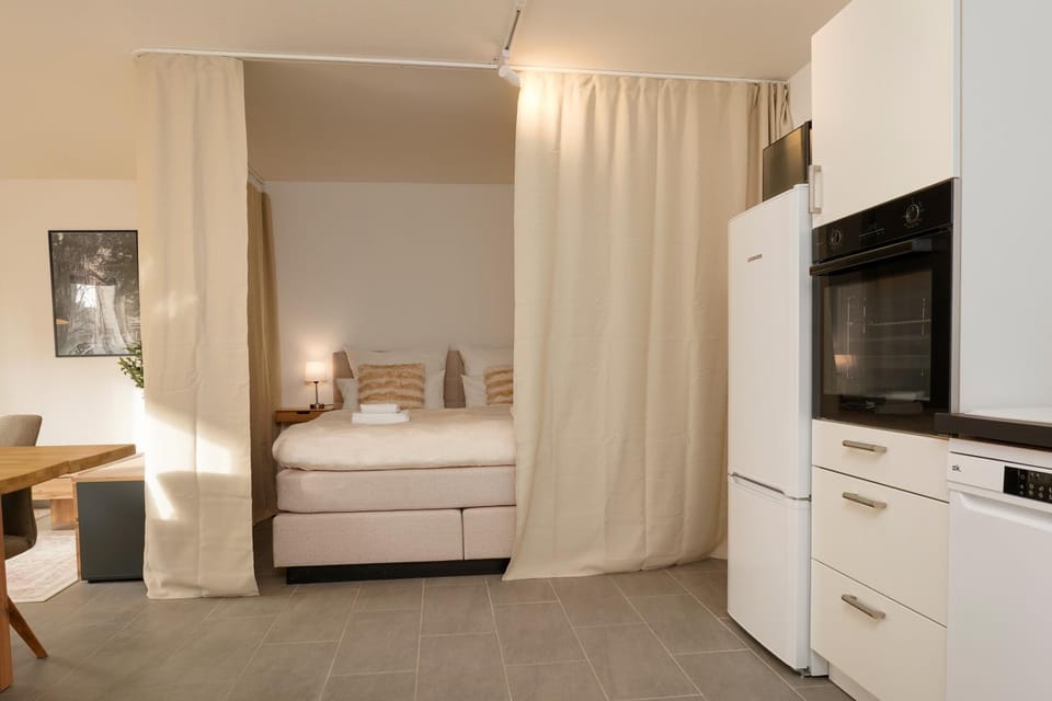 Bed, Kitchen or kitchenette, Living room, Photo of the whole room, Seating area, Bedroom, oven