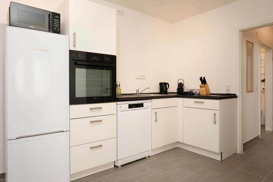 Coffee/tea facilities, dishwasher, oven, stove, toaster