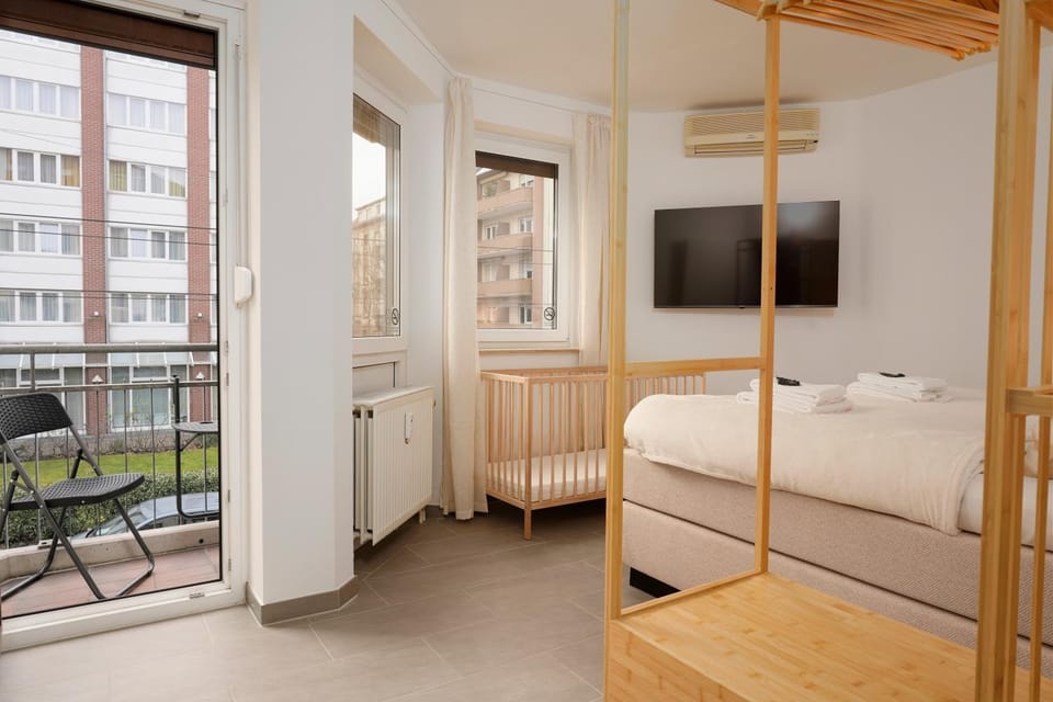Bed, TV and multimedia, Photo of the whole room, Bedroom, cot, wardrobe, air conditioner