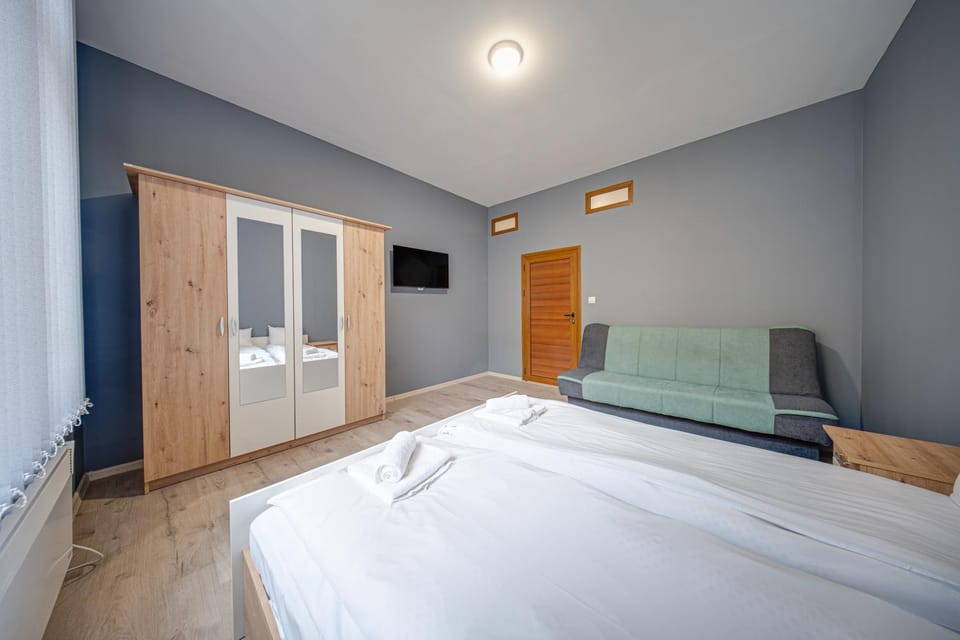 Bed, TV and multimedia, Photo of the whole room, Bedroom