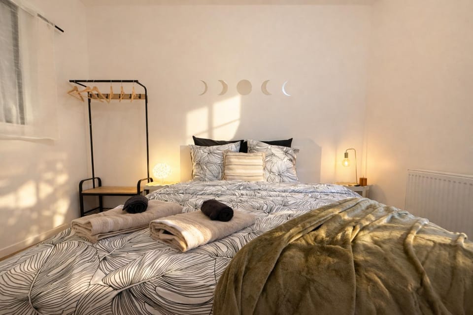 Bed, Photo of the whole room, Bedroom, towels