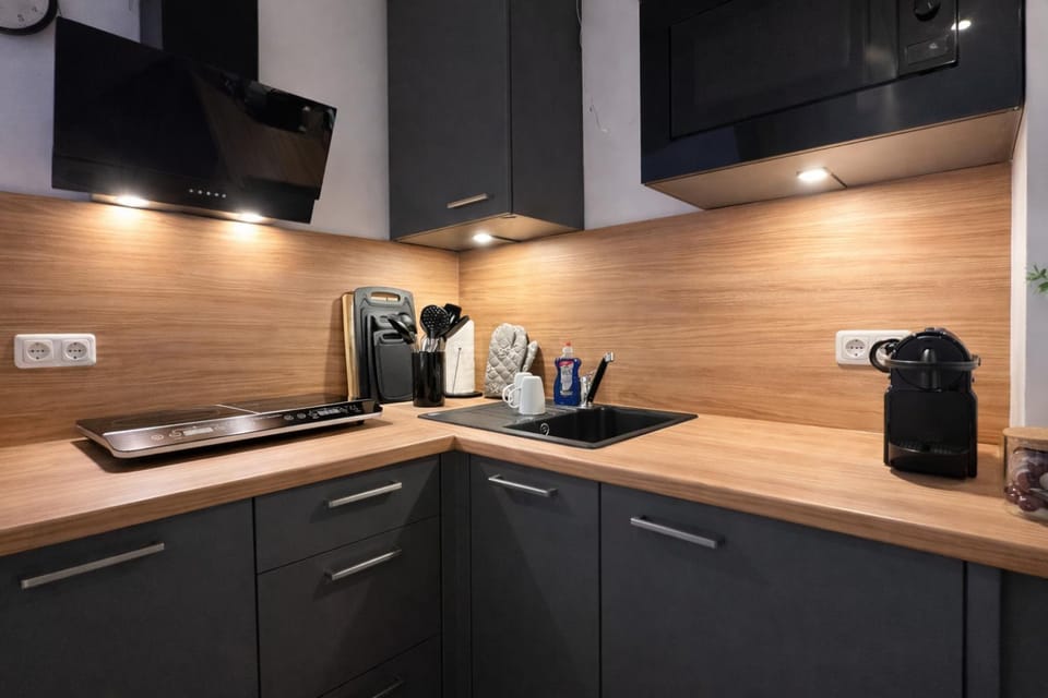 Coffee/tea facilities, Kitchen or kitchenette, dishwasher, stove