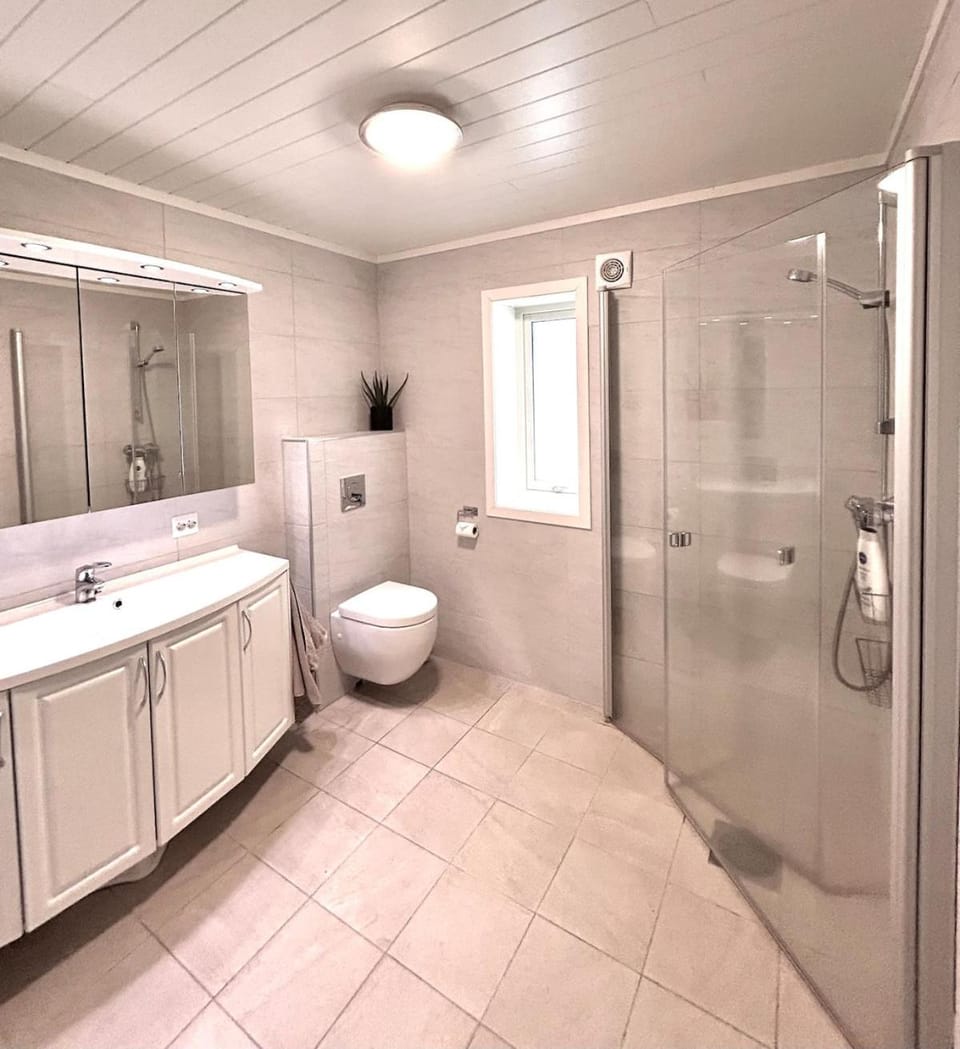 High standard, large cabin with amazing view Cabin in Vestland
