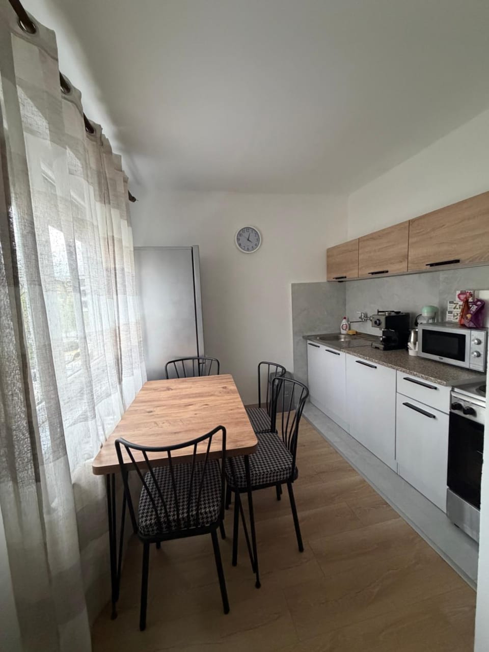 Kitchen or kitchenette, Dining area, oven