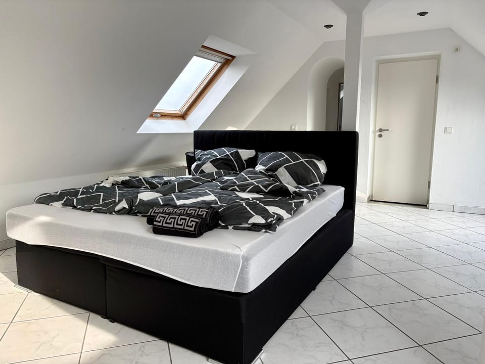 Bed, Bedroom, towels