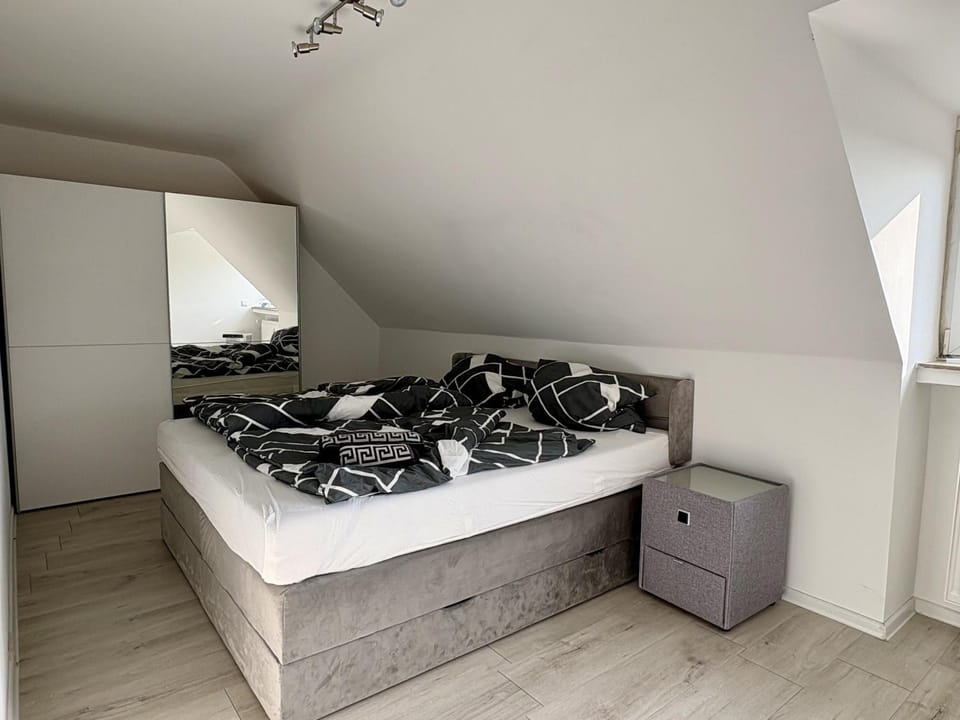 Bed, Bedroom, wardrobe, air conditioner, air conditioner