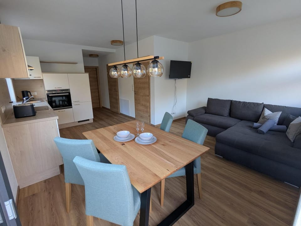 TV and multimedia, Kitchen or kitchenette, Living room, Seating area, Dining area