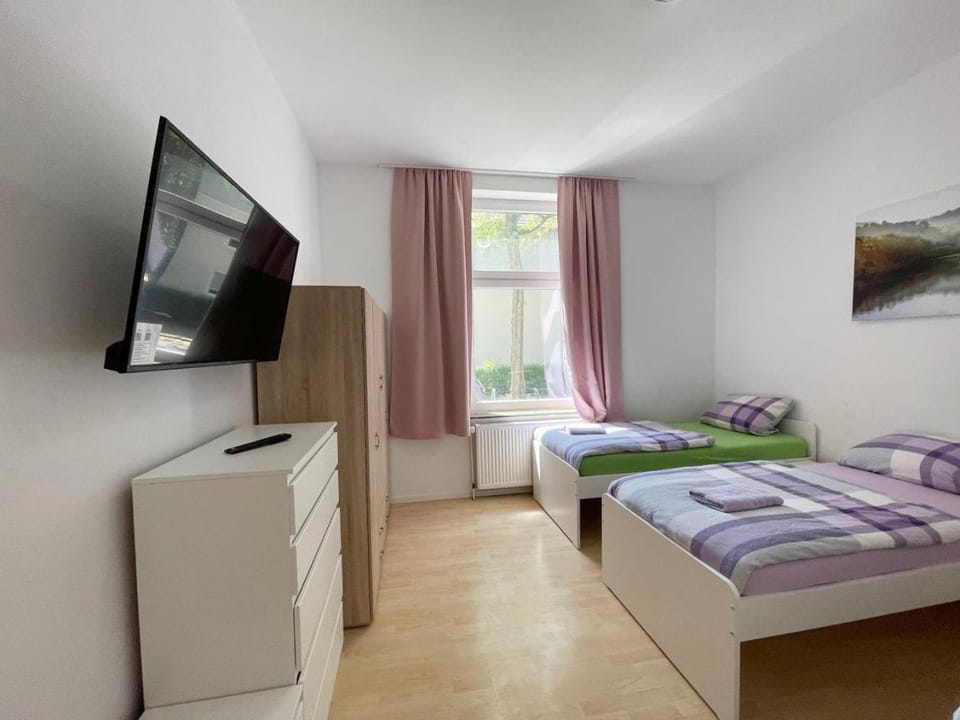 Bed, TV and multimedia, Bedroom, wardrobe