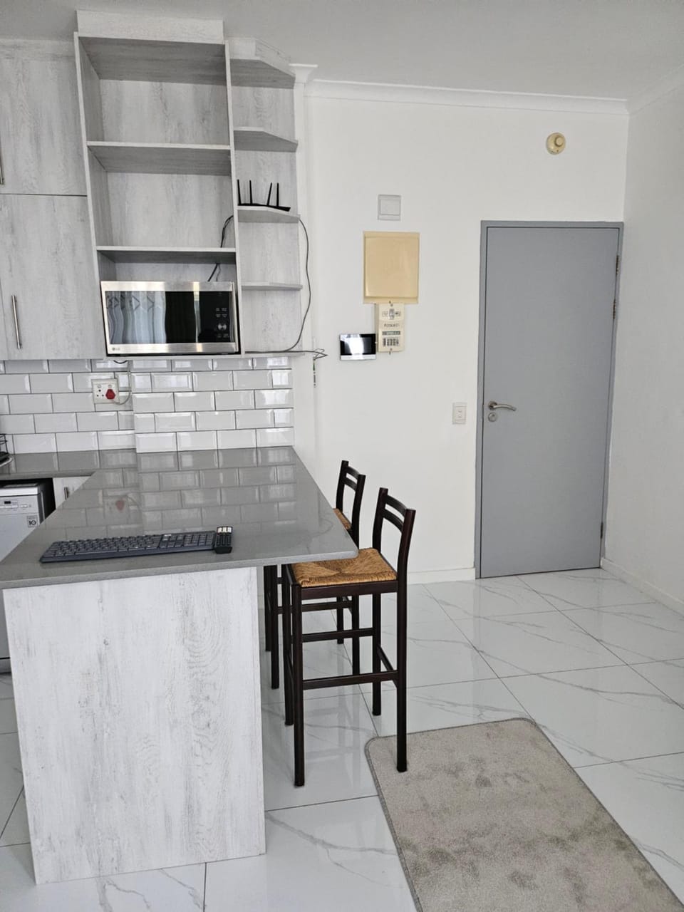 Kitchen or kitchenette, Dining area