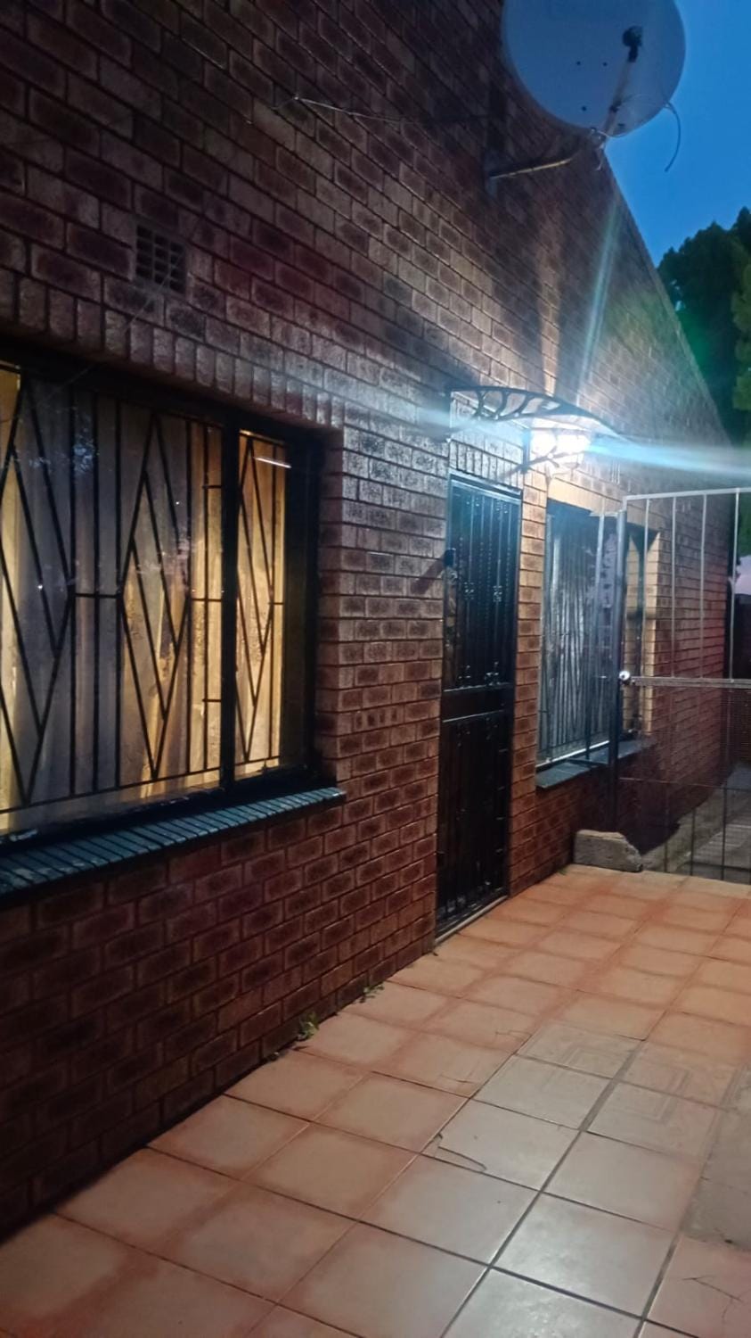 Bushman Kraal Oasis Bed and Breakfast in Gauteng