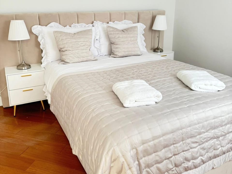 Bed, Bedroom, towels