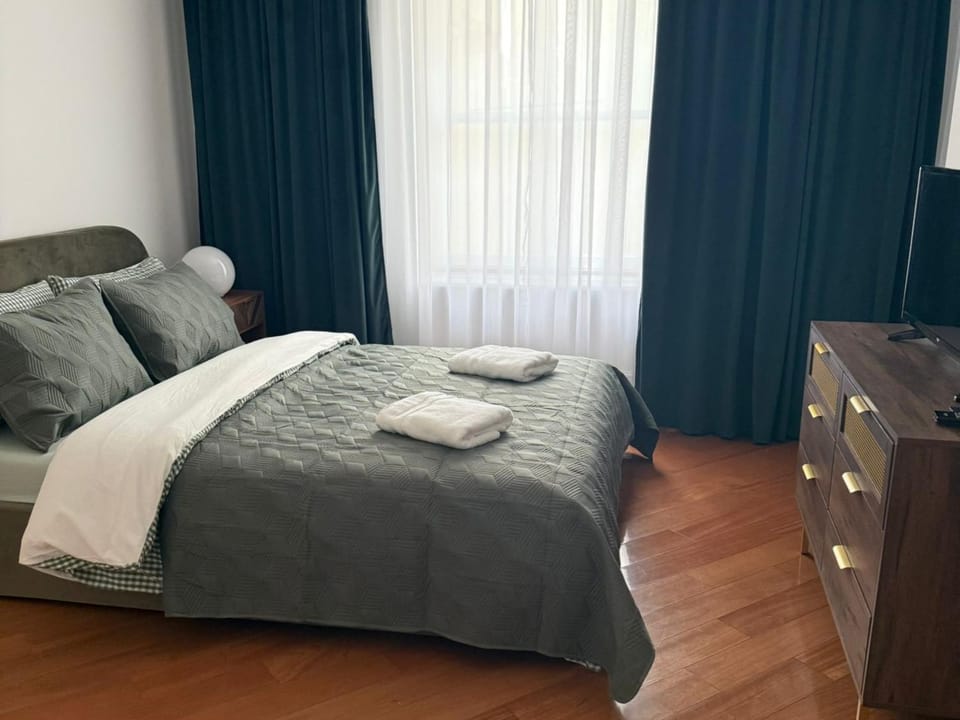 Bed, Bedroom, towels