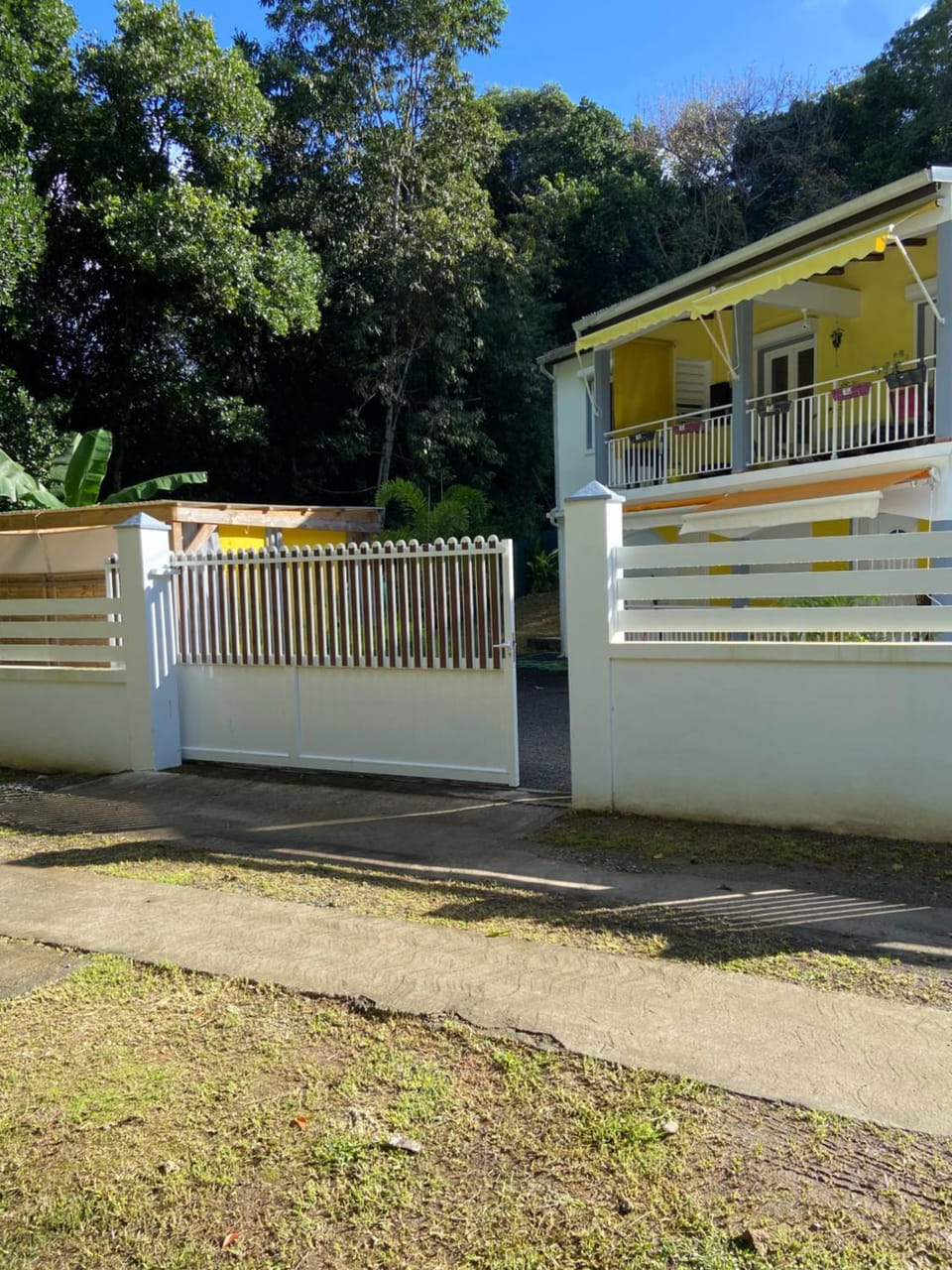 Property building, Facade/entrance, Day