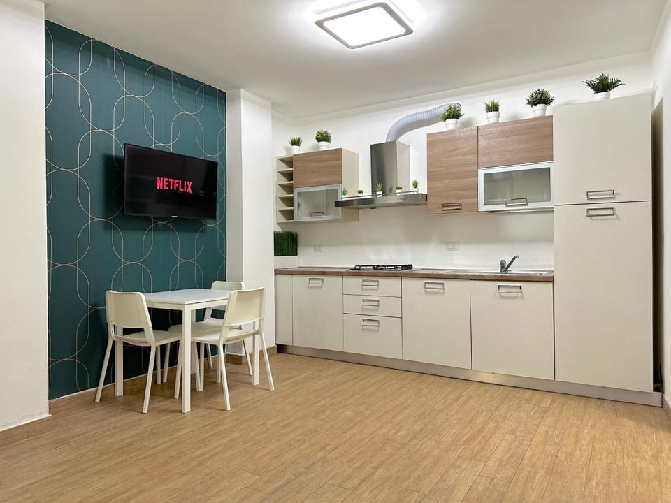 Kitchen or kitchenette, Dining area, stove