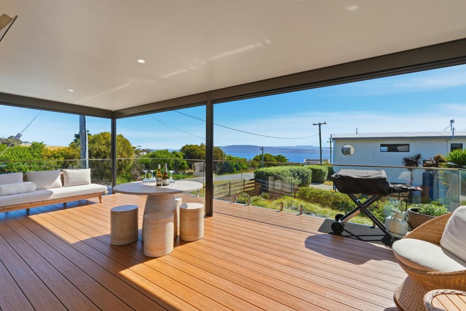 'The Bay Escape' Opossum Bay a beach side suburb 40 mins to city House in Tasmania