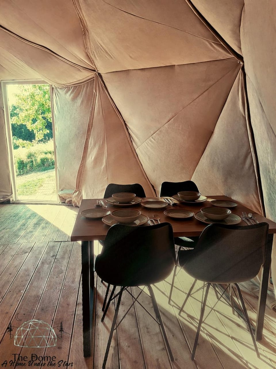 Seating area, Dining area