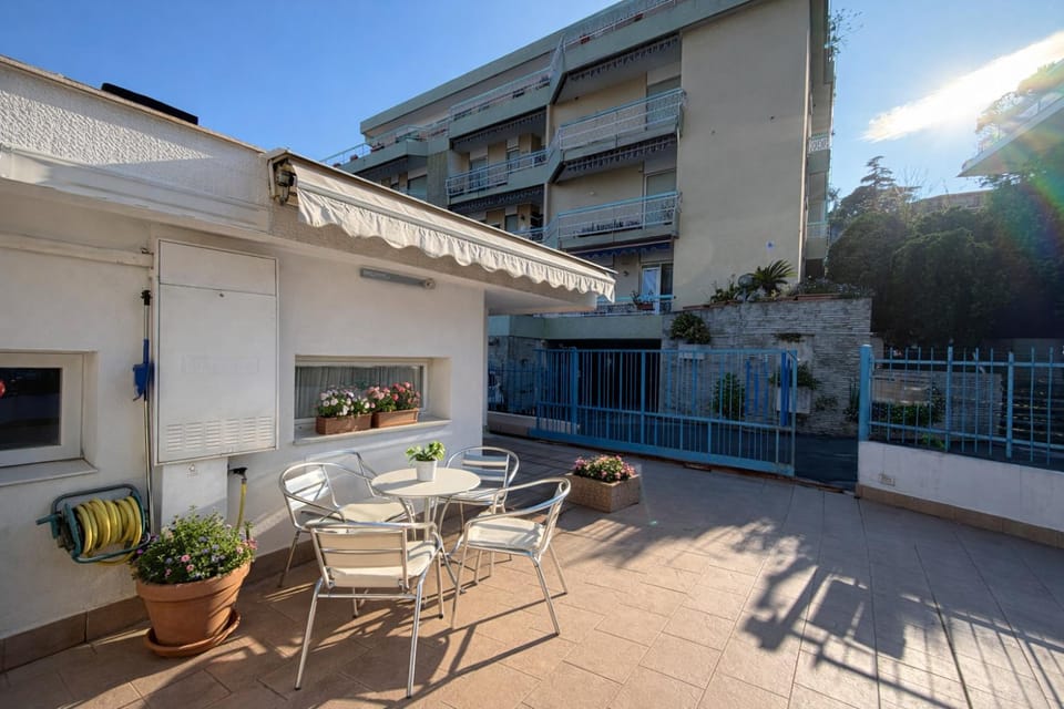 Property building, Patio, Day, Balcony/Terrace, Dining area