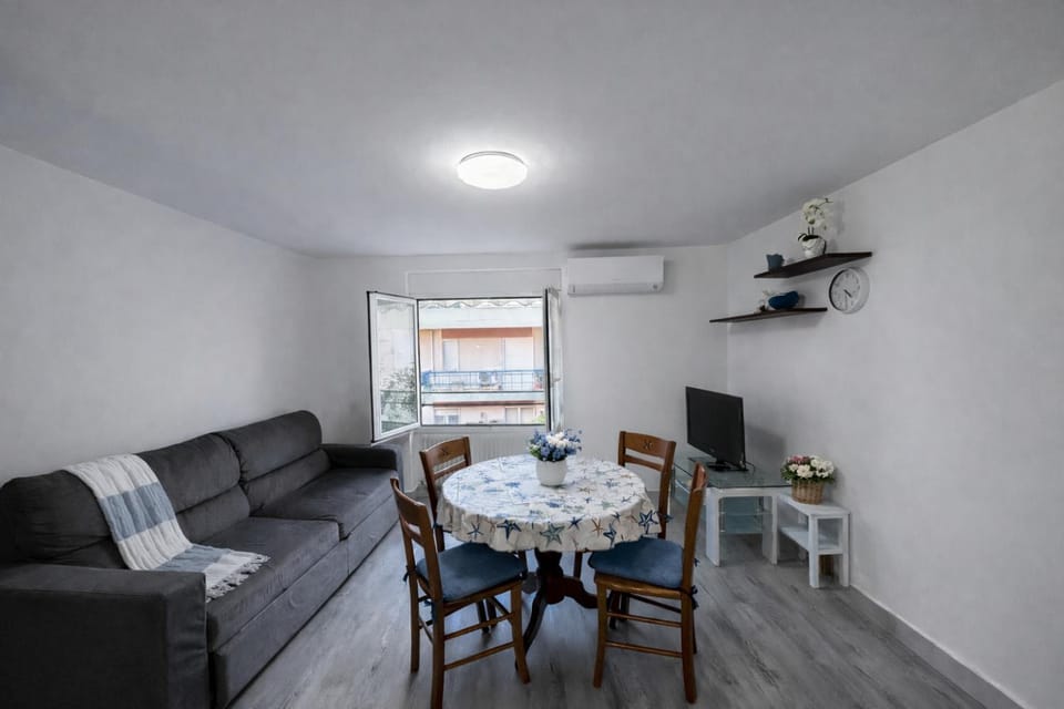 TV and multimedia, Living room, Seating area, Dining area, air conditioner